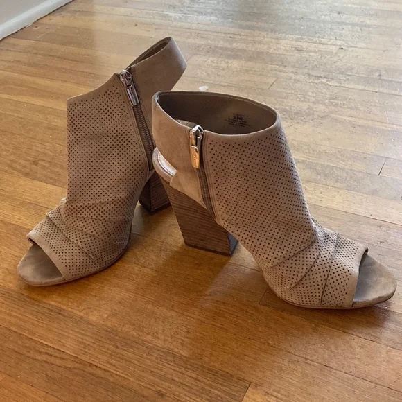 *last chance!!* Vince Camuto | Women’s tan suede side zip wedges - Picture 1 of 16